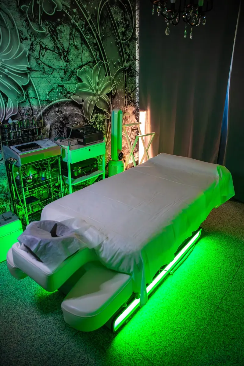 Kosmetické lůžko se zeleným podsvícením – kosmetika Praha 4 Braník, salon Zelený pruh